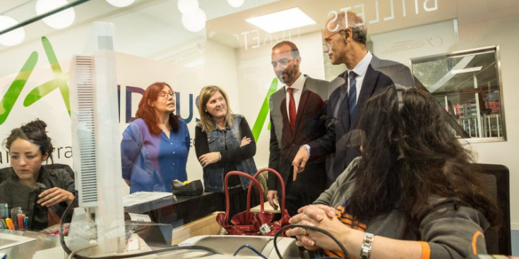 El cap de Govern, Toni Martí, i el ministre Jordi Torres saluden les treballadores de les taquilles, ahir.