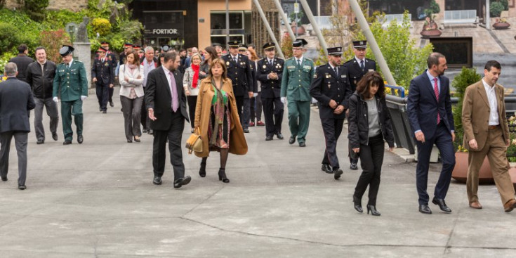 Els agents i autoritats surten de missa de l’església de Sant Esteve a Andorra la Vella, ahir.