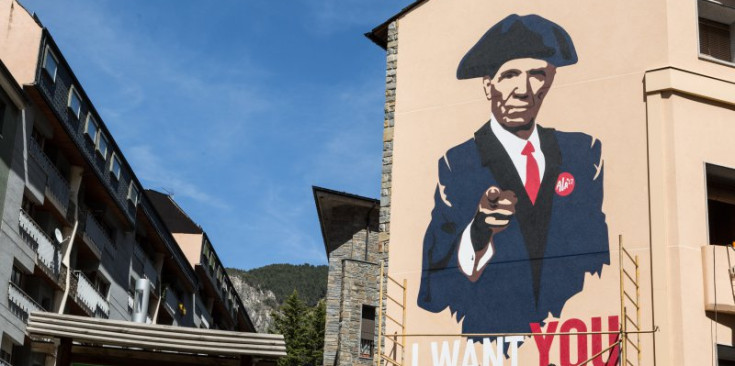 Retocs finals al mural que Pere Moles ha pintat a l’alçada del pont de la Tosca, ahir a la tarda.