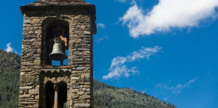 El campanar de l'església de la Cortinada.