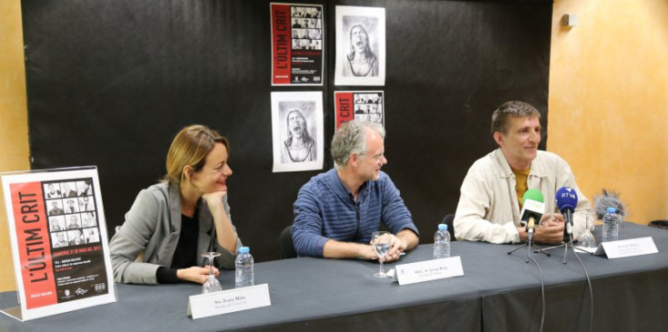 La directora Ivana Miño, el conseller Josep Roig i un dels actors i usuaris de la Fundació Arrels, Enric Molina, ahir.