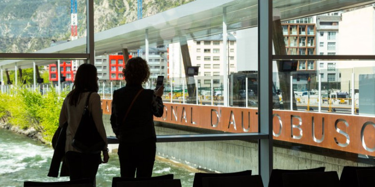 A dalt, unes usuàries a l’Estació Nacional d’Autobusos. A baix, un autobús a l’estació.