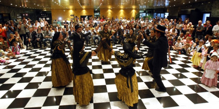 Una actuació anterior de l’Esbart Lauredià al Centre Cultural.