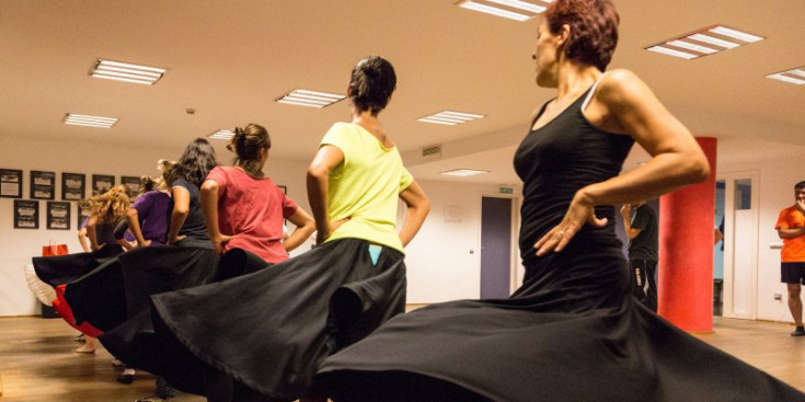 Un assaig de l’Esbart Dansaire d’Andorra la Vella al Centre Cultural de la Llacuna