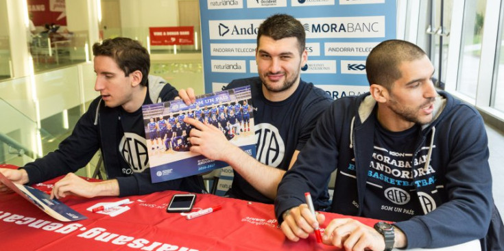 Colom, Burjanadze i Nacho Martín, ahir en la visita a la marató de donació de sang a la sala Àgora del Comú d'Andorra la Vella.