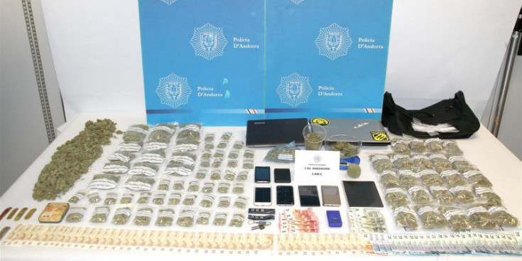 Els més de 2.000 grams de marihuana i els diners que va interceptar la Policia, entre d’altres objectes.