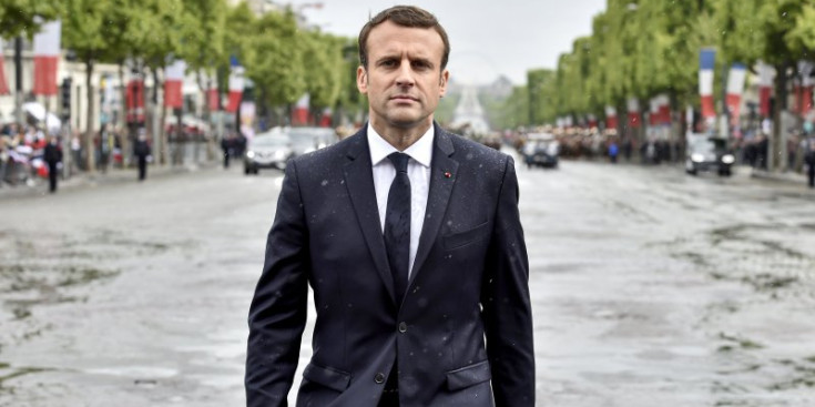 El nou president de la República Francesa avançant ahir a peu pels Camps Elisis.