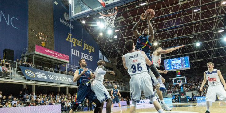 Antetokounmpo entra amb tot a cistella defensat per Suárez, ahir en el MoraBanc-Reial Madrid al Poliesportiu d’Andorra.