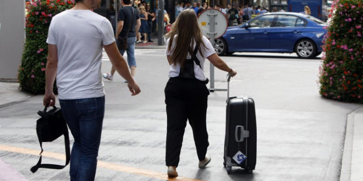 Una turista amb una maleta a Escaldes-Engordany.