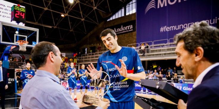 Shermadini rep el guardó com a MVP del mes de març abans del partit al Poliesportiu contra l’Iberostar Tenerife, el 8 d’abril passat.