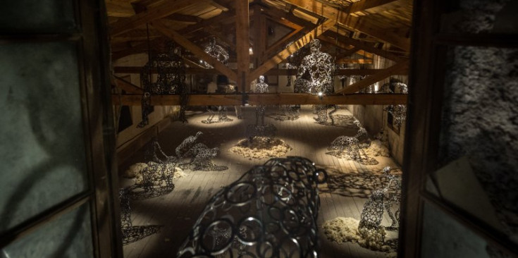 Vista general de la instal·lació ‘Els esquiladors’, de Toni Cruz, ubicada en una de les naus de la Fàbrica de la Llana d’Escaldes-Engordany, en desús des dels anys 70.