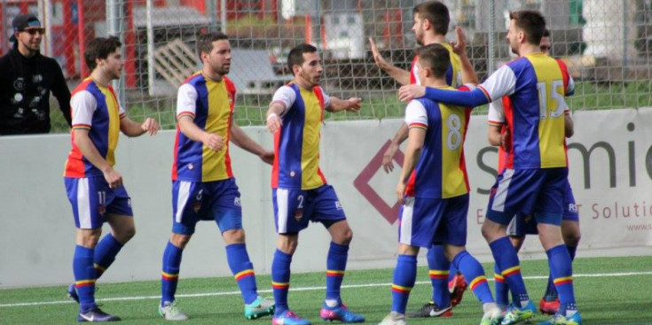 Els jugadors de l’FC Andorra celebren un gol a la Borda Mateu.