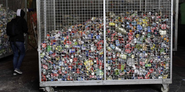 Un contenidor ple de llaunes en el centre de triatge plàstic.