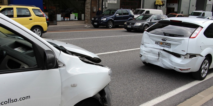 Dos dels cotxes implicats en l'accident.