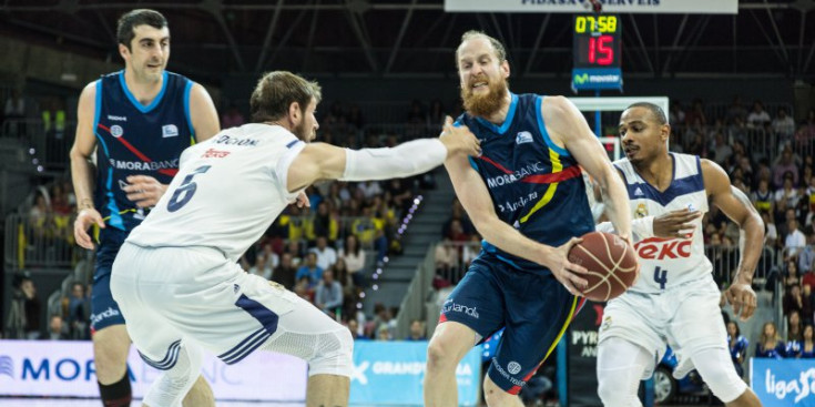 Schreiner, entre Nocioni i Draper en l’últim partit de la fase regular contra el Reial Madrid.