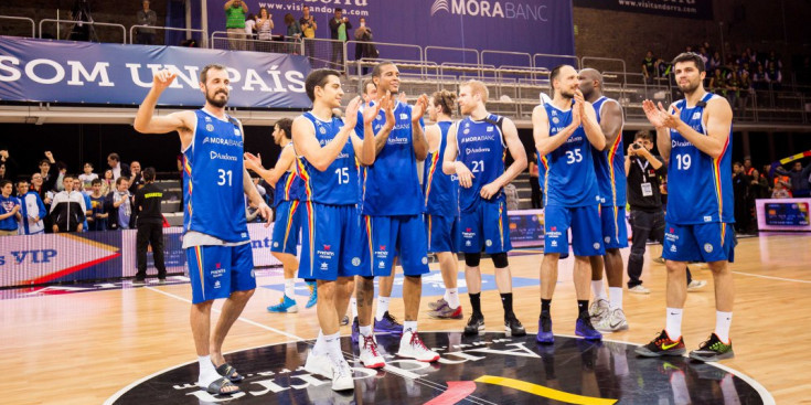 Els jugadors del MoraBanc surten a la pista per celebrar amb l’afició del Poliesportiu el gran partit realitzat i la certificació de la permanència a la Lliga Endesa. FOTO: ACB MEDIA / A. MARTÍN