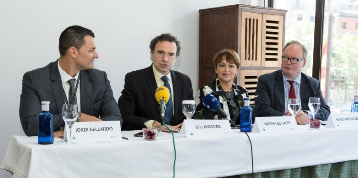 D’esquerra a dreta, Jordi Gallardo, Juli Minoves, Hakima el Haite i Hans Van Baalen, ahir a l’hotel Roc Blanc.