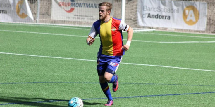 Cisteró condueix l’esfèrica en el darrer partit jugat a la Borda Mateu, davant l’Horta.