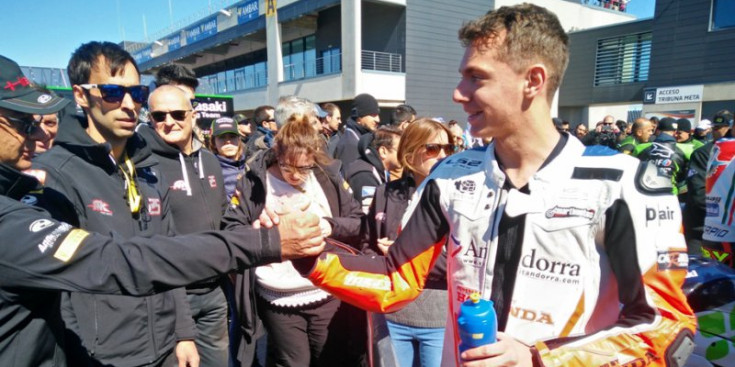 Cardelús saluda als membres de l’equip després de concloure la cursa de Supersport de Motorland.