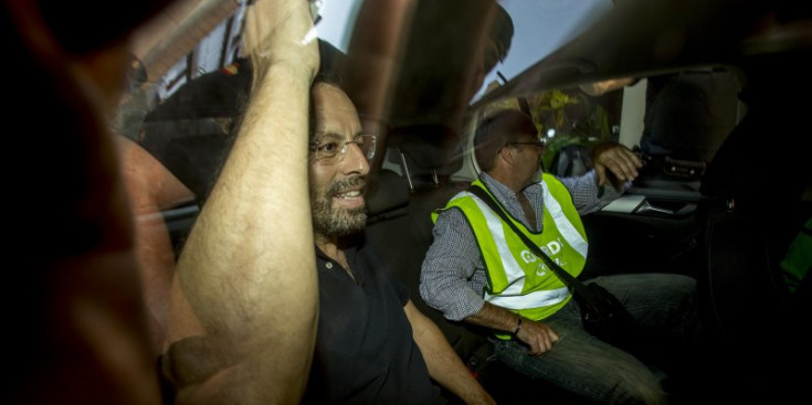 Sandro Rosell, a dins del cotxe de la Guàrdia Civil moments després de la seva detenció, ahir a Barcelona.