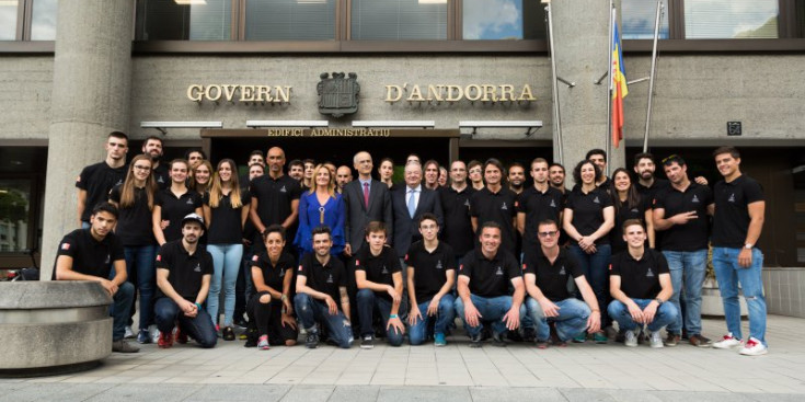 Els integrants de la delegació andorrana, amb els representants de l’Executiu, ahir.