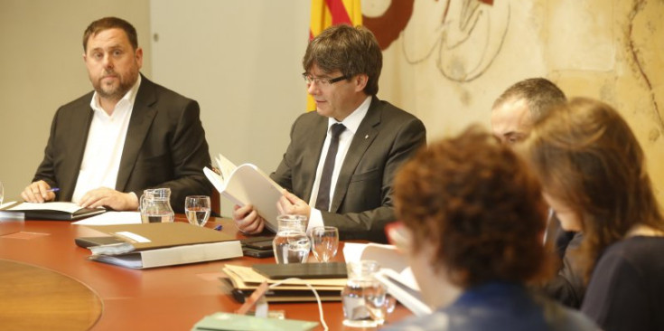 Oriol Junqueras i Carles Puigdemont en la reunió del Govern català, ahir.