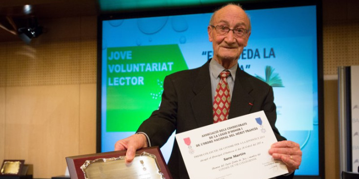 Josep Marsal mostra un diploma i una placa dels premis Civisme, ahir.