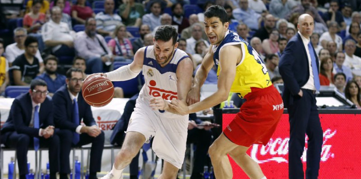 David Navarro no pot frenar l’entrada a cistella de Rudy Fernández en el partit d’ahir.