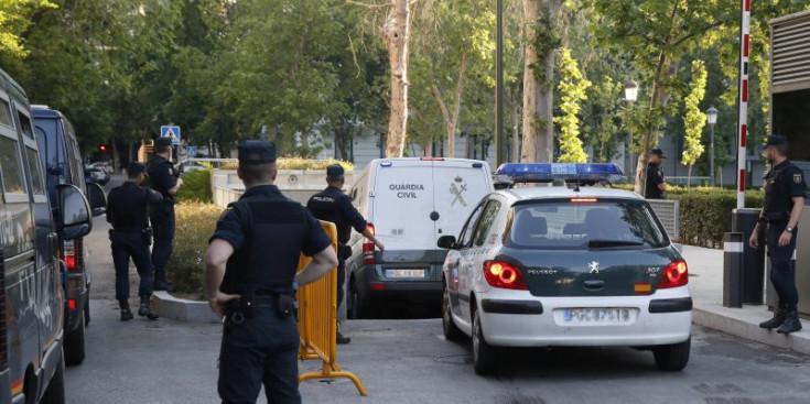 La furgoneta de la Guàrdia Civil que va traslladar Rosell i Besolí arriba a l’Audiència Nacional procedent de la caserna de la Policia de Tres Cantos, ahir.