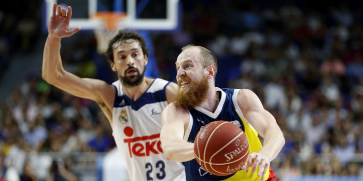 Schreiner assisteix un company, defensat per Llull, en el partit de dimecres a Madrid.