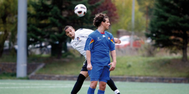 Xavi Gil en un partit contra el Tremp.