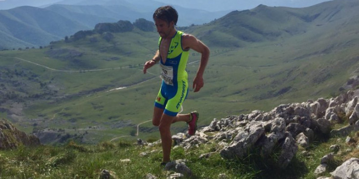 Ferran Teixidó durant un tram a la segona cita de la Copa del Món vertical, la Zegama-Aizkorri, ahir.