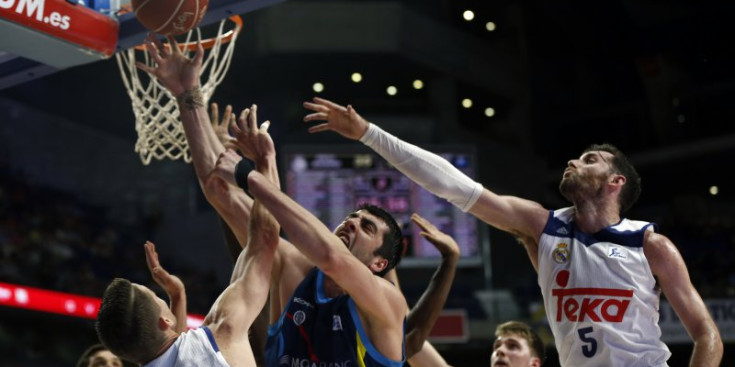 Jelínek protegeix la pilota en un dos contra un amb Rudy Fernández i Hunter, ahir al WiZink Center de Madrid.