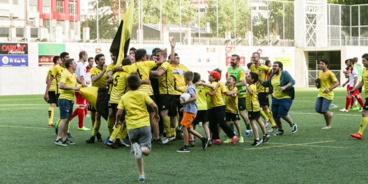 Els jugadors de la UE i els seus aficionats celebren el títol de campió instants després del final de la final, ahir a l’Estadi Nacional.