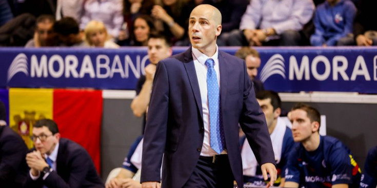 Joan Peñarroya observa el que passa a la pista en un partit del MoraBanc.