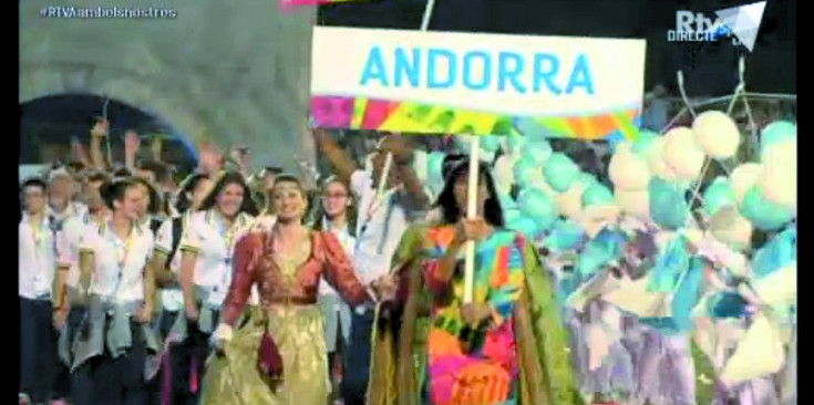 Captura de pantalla de la desfilada de la delegació andorrana, ahir a San Marino.