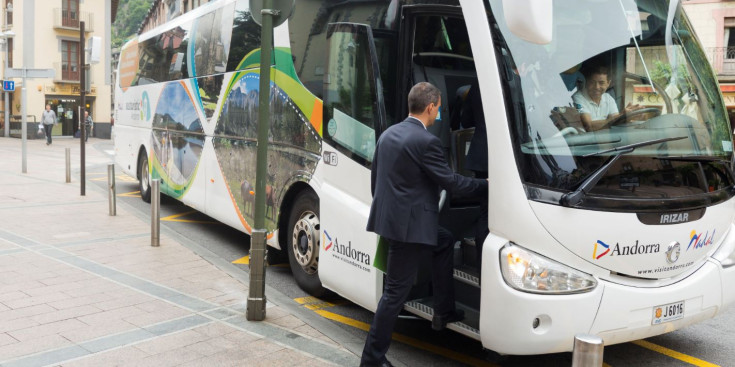 El director de producte i nous projectes d’Andorra Turisme, Enric Torres, puja al bus turístic, ahir.