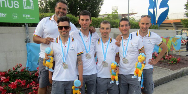 L’equip masculí de ciclisme, amb la medalla de plata penjada del coll.