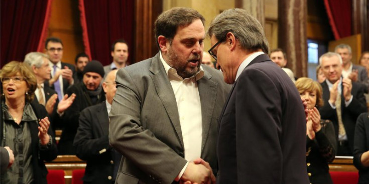 L’actual vicepresident del govern català, Oriol Junqueras, saluda l’expresident de la Generalitat, Artur Mas, al parlament català.