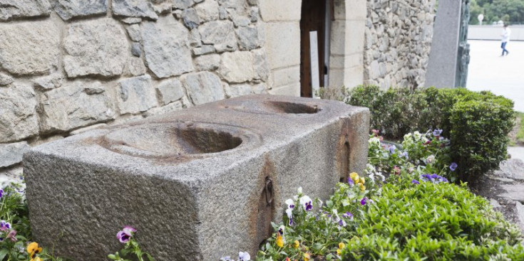 Les mesures de granit que actualment es troben al jardí de la Casa de la Vall.