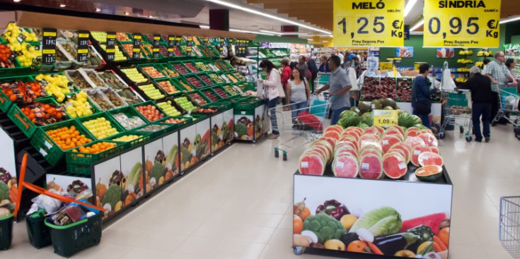 Un supermercat on es venen productes bàsics com la fruita.