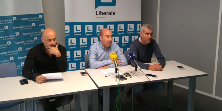 Martínez, Clavera i Magallon, ahir a la roda de premsa de l’Heliport.