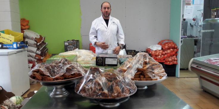 Boudriat en la seva botiga Tot Halal, on ven productes pels musulmans.