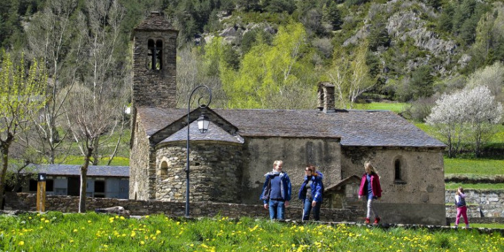 Visitants a l’església de Sant Martí de la Cortinada.