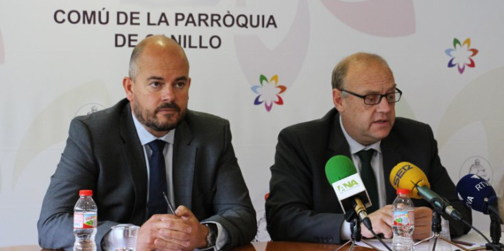 Els cònsols d’Encamp i Canillo, Jordi Torres i Josep Mandicó, respectivament, ahir al Comú de Canillo.
