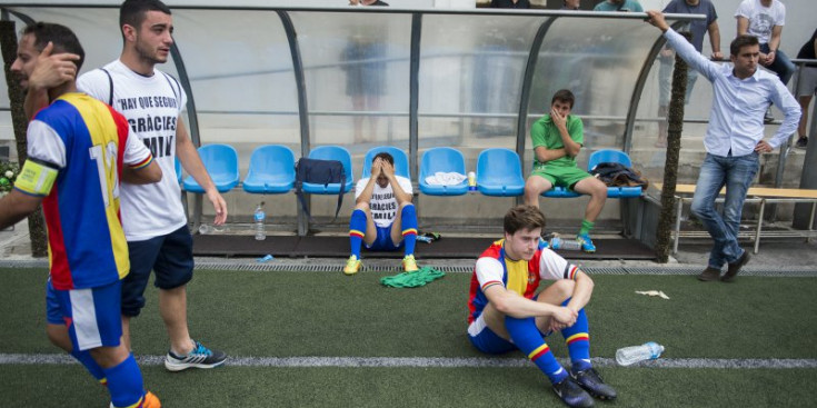 Els jugadors tricolors no van poder evitar les llàgrimes després del partit al camp del Sants.