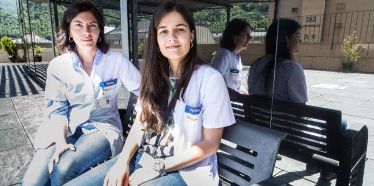 Bibiana Sans, a l’esquerra, i Sara Garcia, a la dreta, en l’entrada de l’Hospital, ahir.