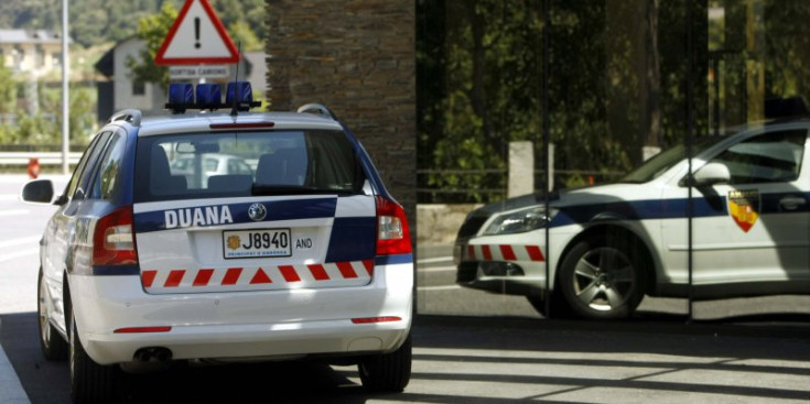 Un vehicle del servei de duana a la frontera del riu Runer.