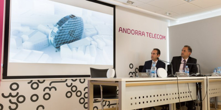 El ministre d’Ordenament Territorial, Jordi Torres, i el director general d’Andorra Telecom, Jordi Nadal, en la presentació de The Cloud.