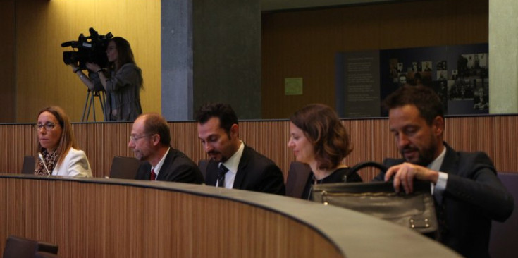 Els parlamentaris del grup mixt Sílvia Bonet, Victor Naudi (SDP), i Gerard Alís, Rosa Gili i Pere López (PS).